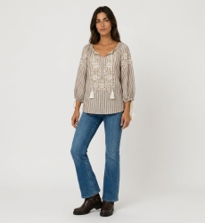 Blusa campesina rayas marrón y blanco, escote V, mangas 3/4 abullonadas, bordado floral blanco y borlas, vista frontal.