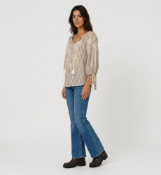 Blouse paysanne rayée marron/blanc, col V, manches ballon 3/4, broderie florale, pompons. Vue de côté.