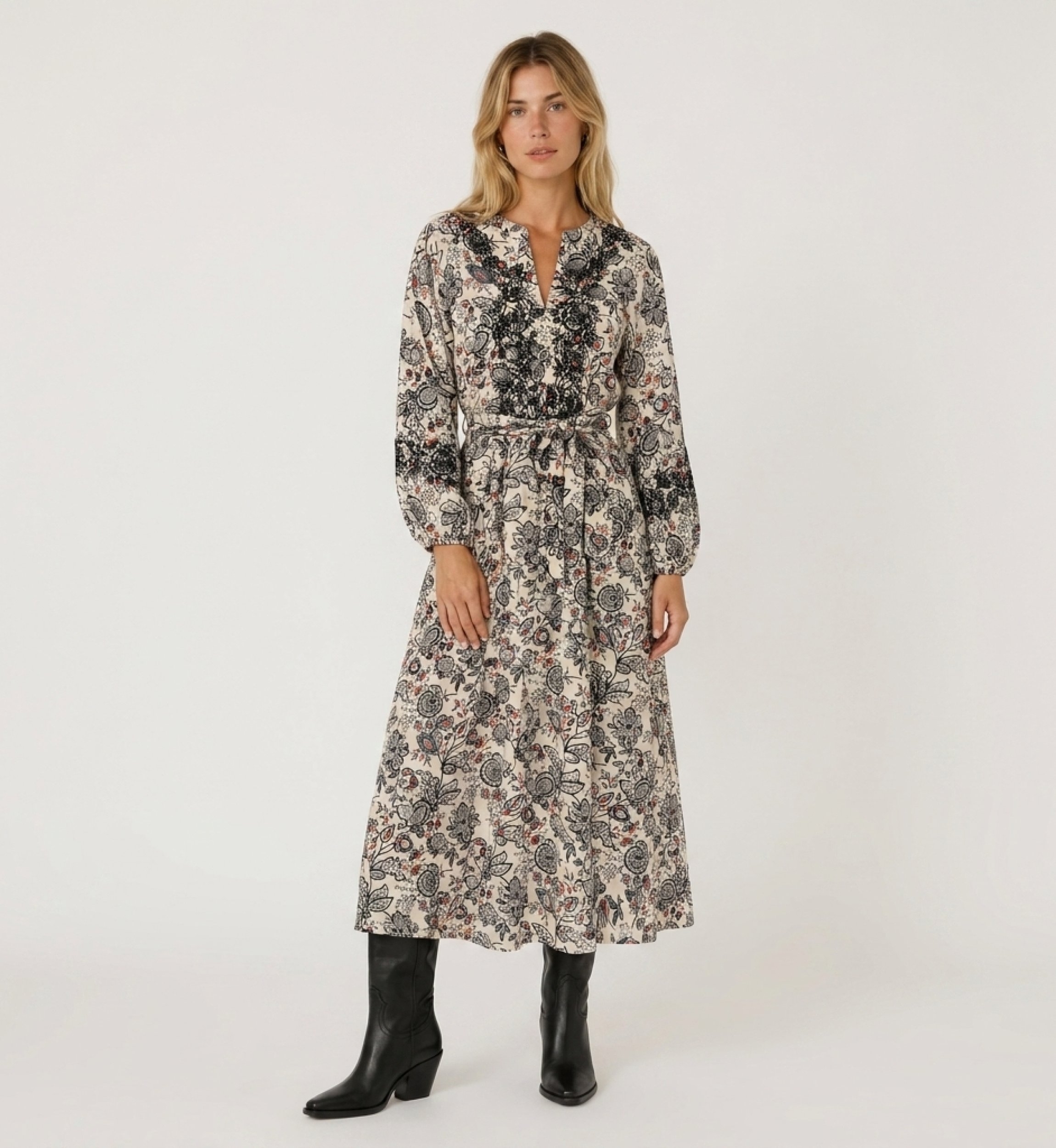 Robe midi crème à imprimé floral noir et rouge, col V, manches ballon 3/4, taille à nouer, vue de face.
