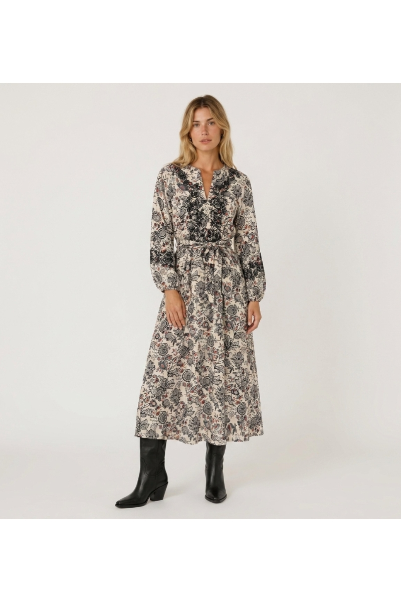 Robe midi crème à imprimé floral noir et rouge, col V, manches ballon 3/4, taille à nouer, vue de face.