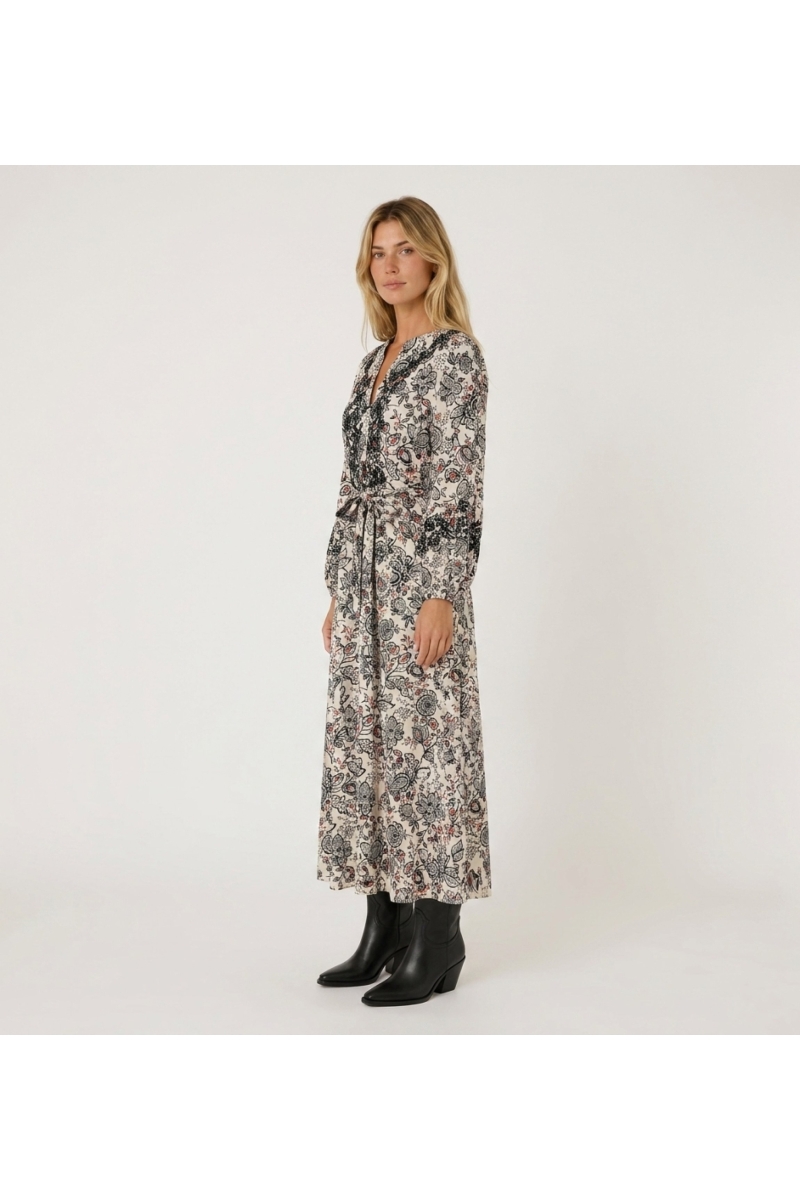 Robe midi crème à motif floral noir et rouge, col V, manches ballon 3/4, taille à nouer, vue latérale.