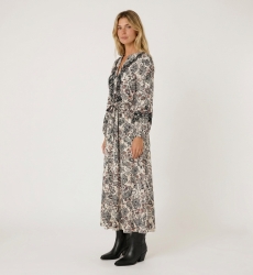Robe midi crème à motif floral noir et rouge, col V, manches ballon 3/4, taille à nouer, vue latérale.