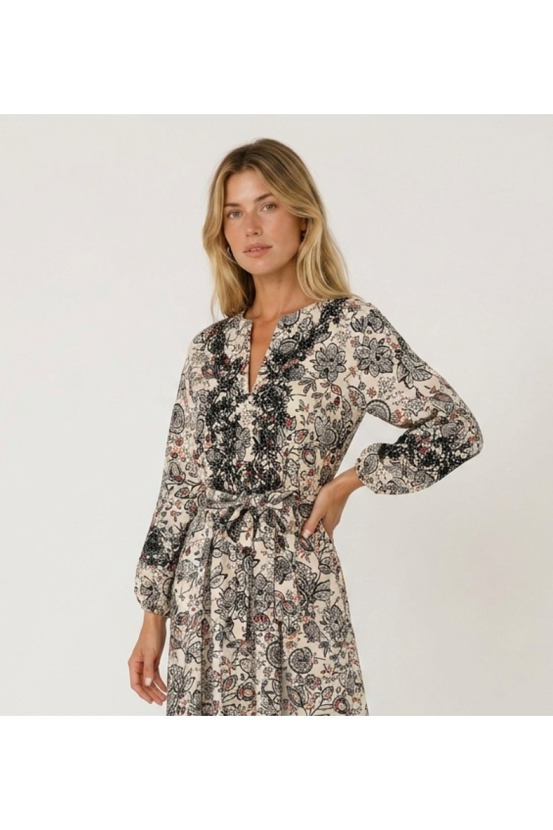 Robe midi crème à imprimé floral noir et rouge, col V, manches ballon 3/4, taille à nouer, vue latérale.