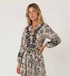 Robe midi crème à imprimé floral noir et rouge, col V, manches ballon 3/4, taille à nouer, vue latérale.