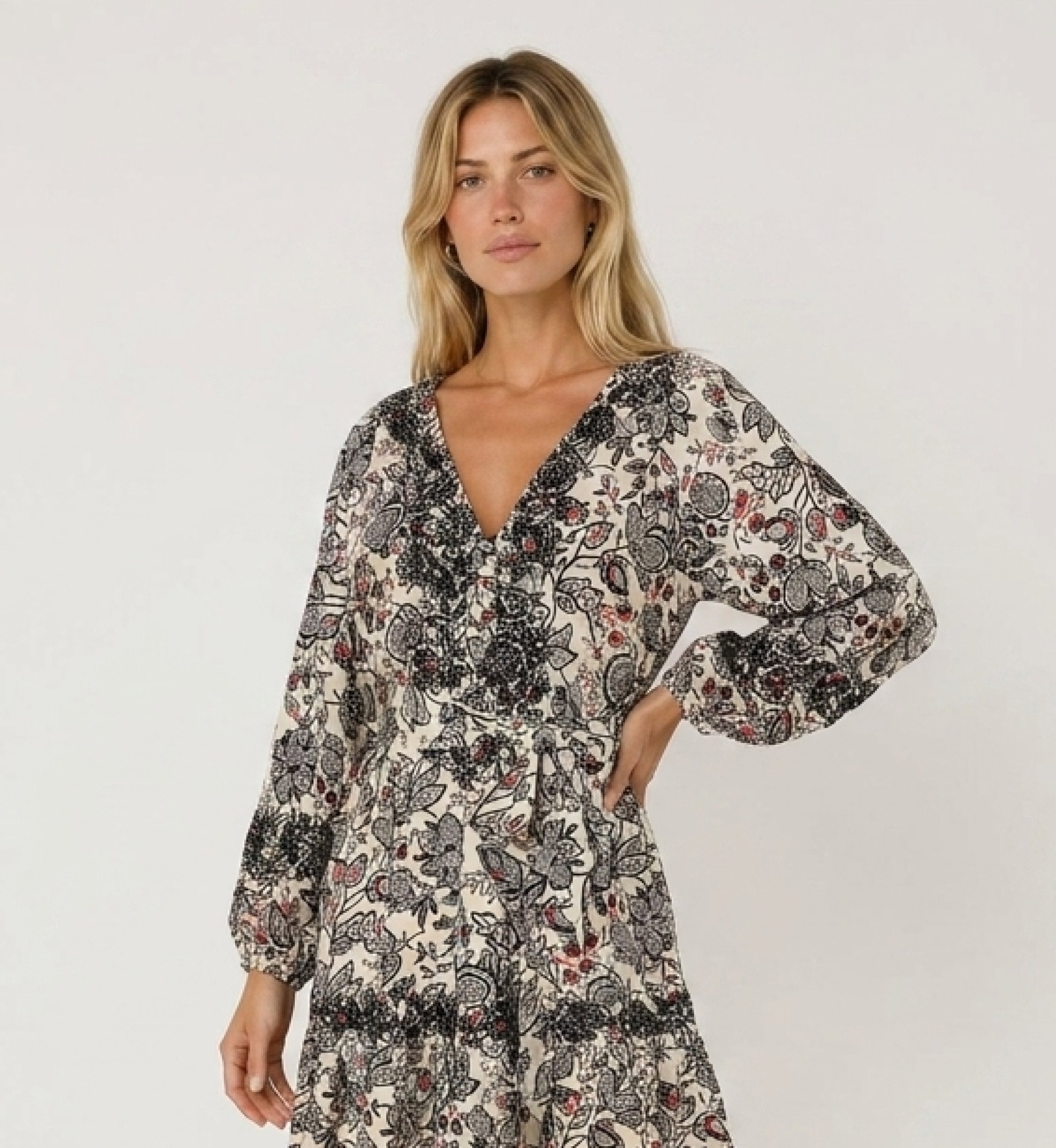 Minivestido crema con estampado cachemira negro/rojo, cuello pico, manga larga, falda escalonada, cintura anudada, tela ligera, 