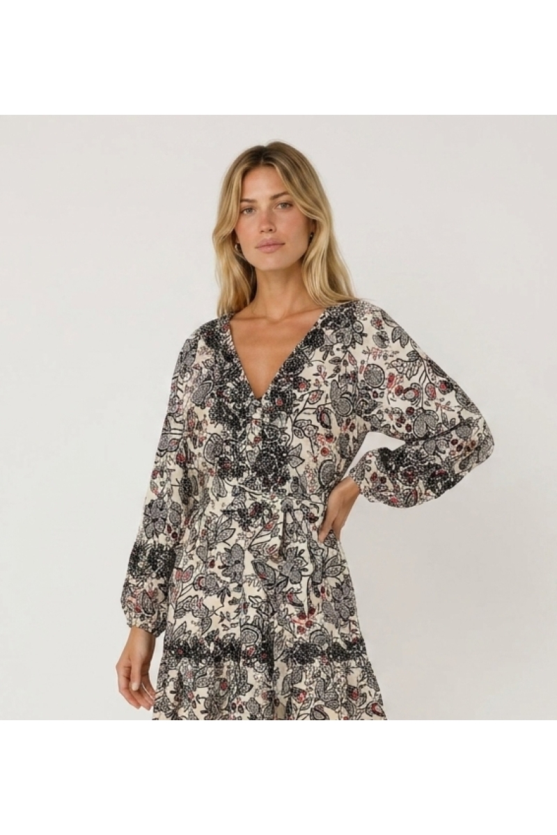 Minivestido crema con estampado cachemira negro/rojo, cuello pico, manga larga, falda escalonada, cintura anudada, tela ligera, 