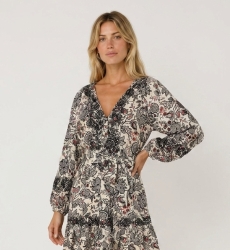 Minivestido crema con estampado cachemira negro/rojo, cuello pico, manga larga, falda escalonada, cintura anudada, tela ligera, 