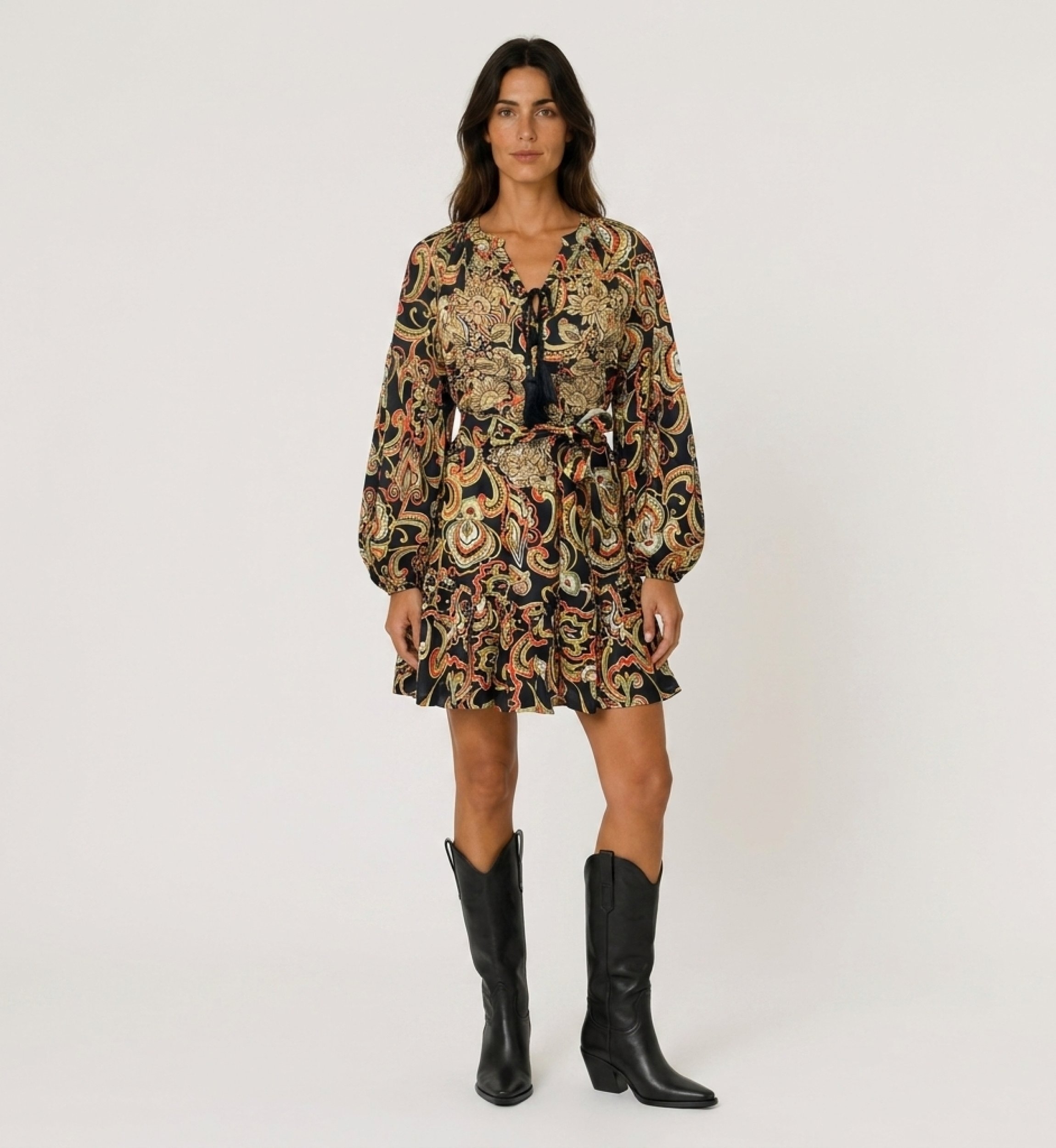 Robe courte noire manches longues, motif cachemire coloré, col à nouer avec pompons, taille cintrée et ourlet volanté, vue de fa