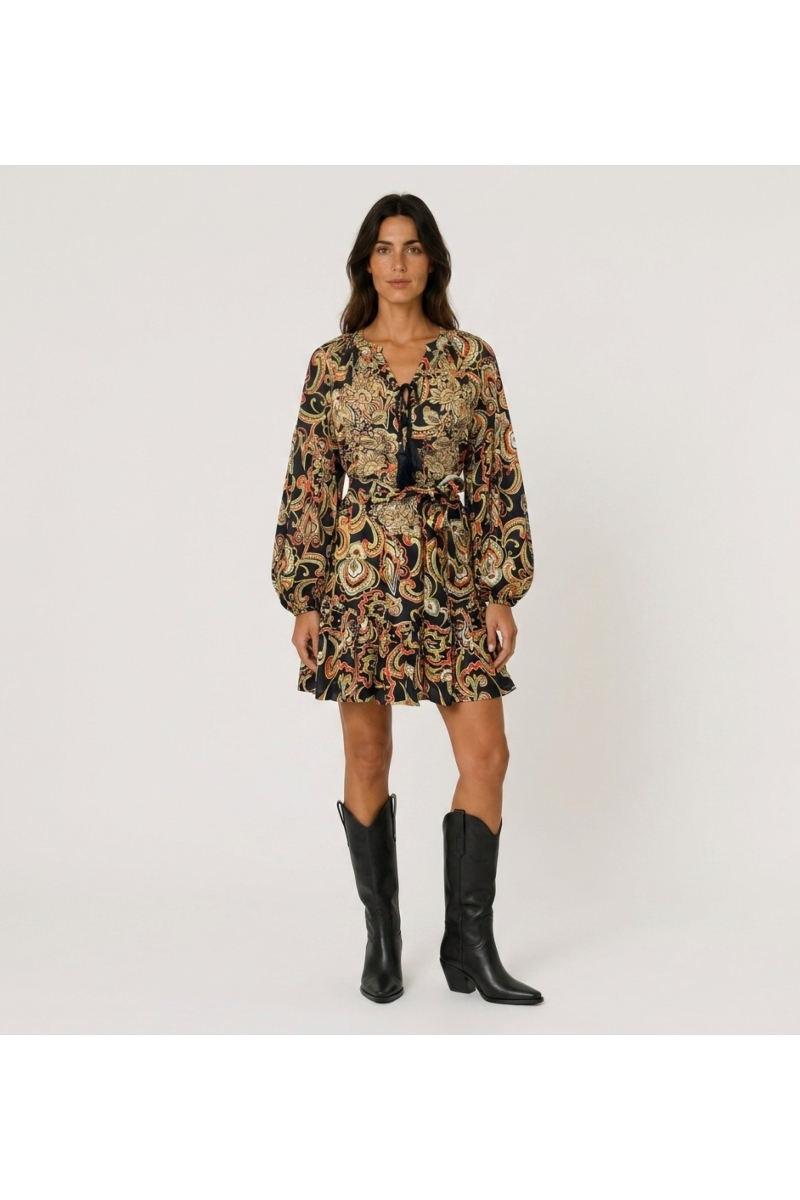 Robe courte noire manches longues, motif cachemire coloré, col à nouer avec pompons, taille cintrée et ourlet volanté, vue de fa