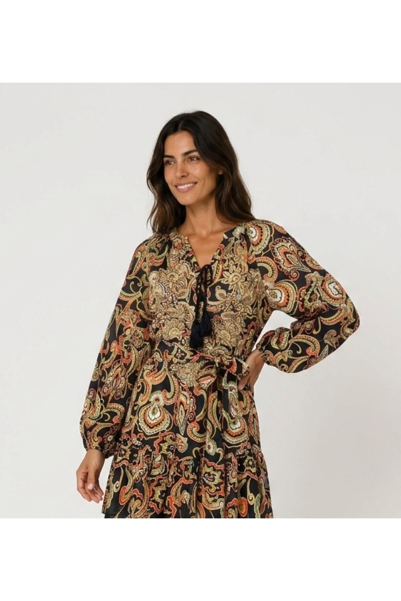 Minivestido negro de manga larga con estampado cachemir colorido, cuello anudado con borlas, cintura fruncida y bajo con volante