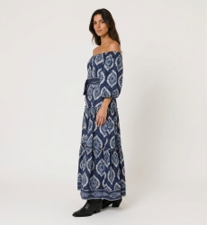 Robe longue étagée bleu marine épaules dénudées, motif ikat blanc, manches bouffantes, ceinture nouée, vue trois-quarts.