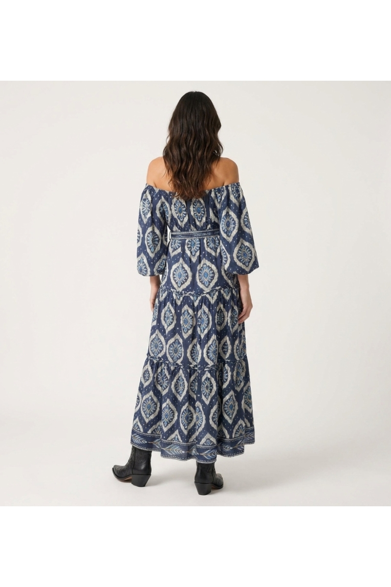 Robe longue bleu marine étagée épaules dénudées, motifs ikat blancs et bleu clair, manches bouffantes, ceinture à nouer, vue de 