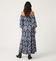Robe longue bleu marine étagée épaules dénudées, motifs ikat blancs et bleu clair, manches bouffantes, ceinture à nouer, vue de 
