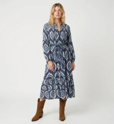 Vestido midi azul y blanco estampado ikat, mangas largas abullonadas, falda escalonada, cinturón de lazo.