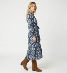 Robe midi bleue et blanche motif ikat, manches longues bouffantes, jupe étagée, ceinture à nouer, vue trois-quarts.