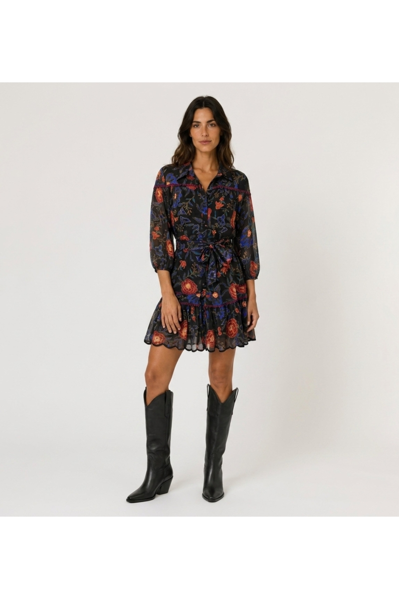 Minivestido negro floral con flores rojas y azules, cuello, mangas globo 3/4, cintura anudada, dobladillo festoneado.