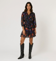 Robe courte noire à imprimé floral rouge et bleu, col, manches ballon 3/4, taille nouée, ourlet festonné.