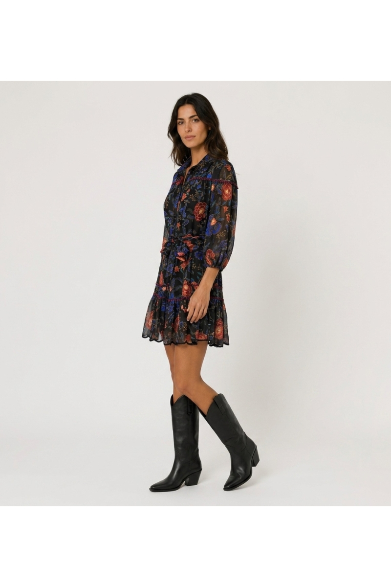 Minivestido negro floral con cuello, mangas globo tres cuartos, estampado rojo y azul, cintura anudada, bajo festoneado.