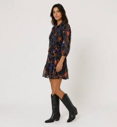 Minivestido negro floral con cuello, mangas globo tres cuartos, estampado rojo y azul, cintura anudada, bajo festoneado.