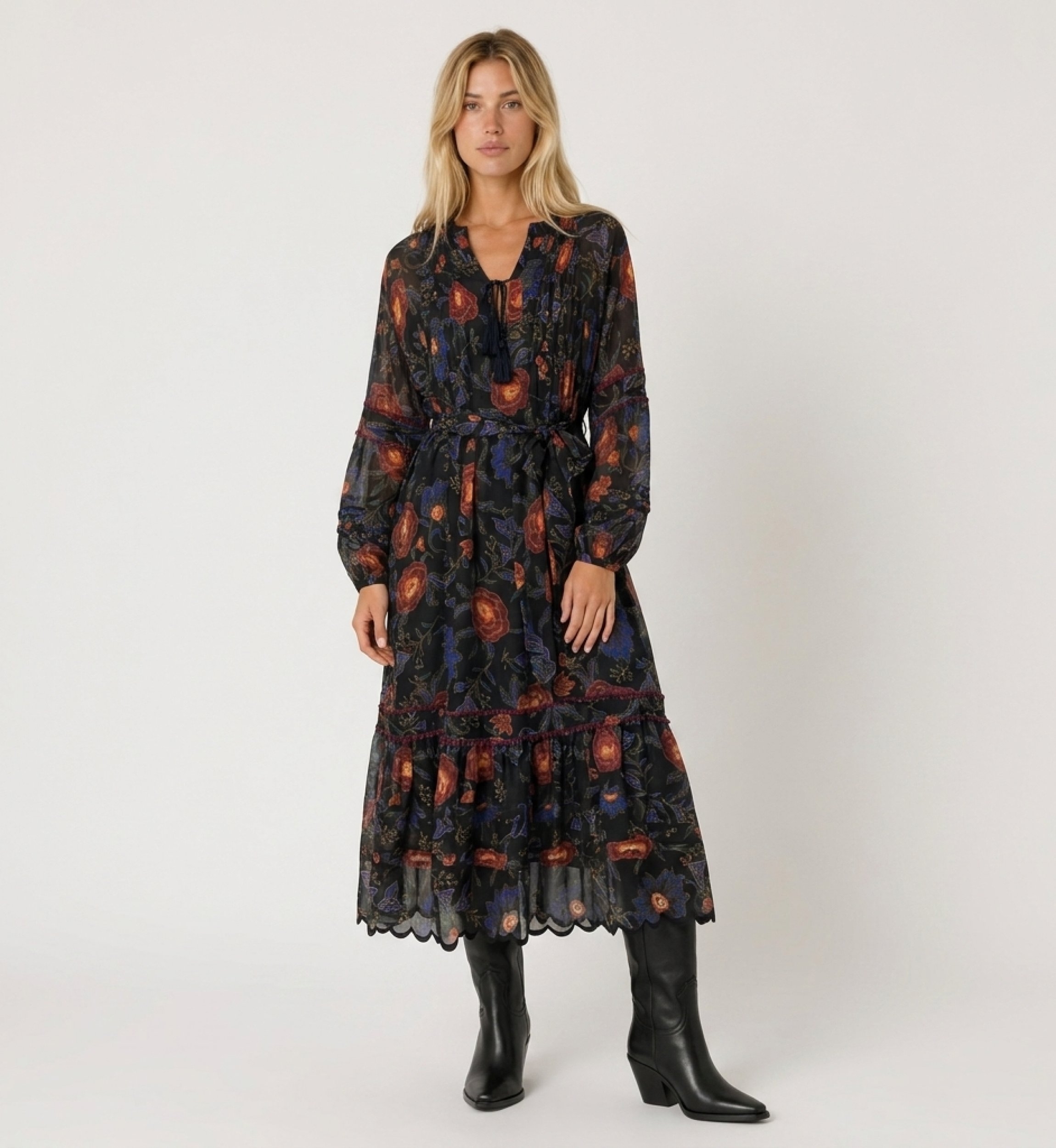 Robe midi noire à manches longues, imprimé floral rouge et bleu, jupe étagée, taille nouée, tissu léger et transparent.
