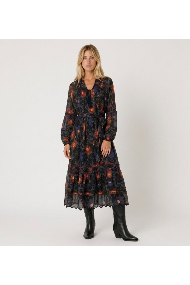 Robe midi noire à manches longues, imprimé floral rouge et bleu, jupe étagée, taille nouée, tissu léger et transparent.