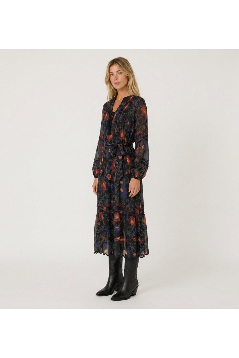Robe midi noire manches longues, motif floral rouge et bleu, jupe étagée, taille nouée, tissu léger transparent.