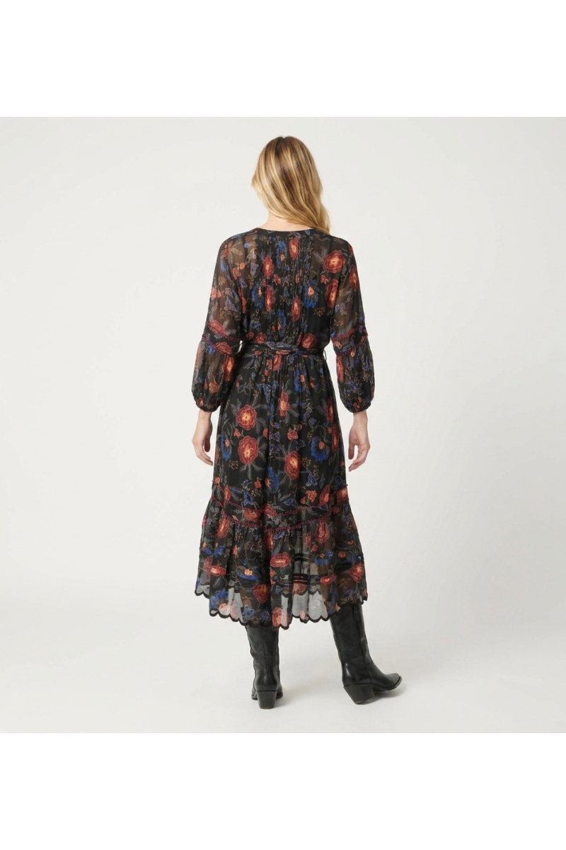 Vestido midi negro, manga larga, estampado floral rojo y azul, falda escalonada, cintura anudada, tejido ligero transparente, vi