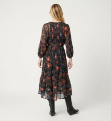 Robe midi noire, manches longues, motif floral rouge et bleu, jupe étagée, taille à nouer, tissu léger transparent, vue dos.