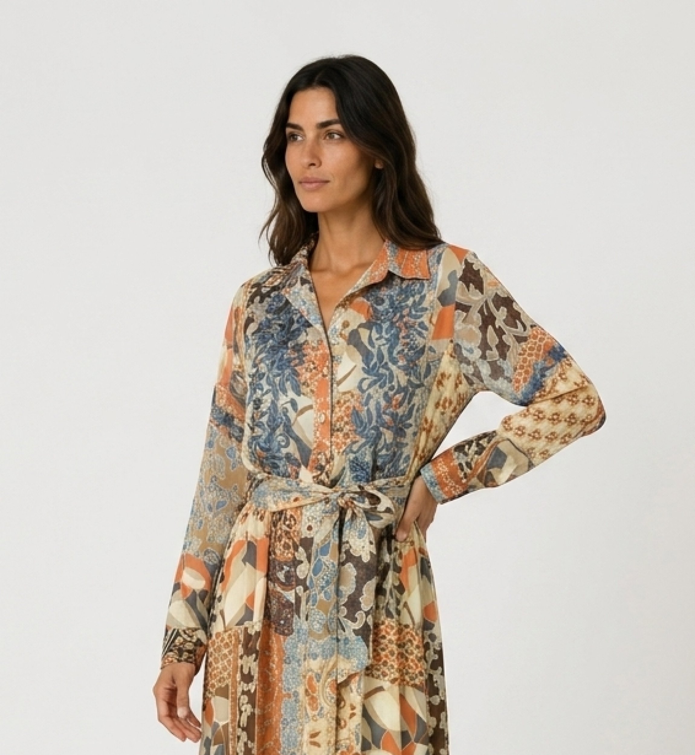 Robe longue chemise à manches longues, patchwork floral géométrique bleu, orange, marron. Tissu léger, taille nouée.