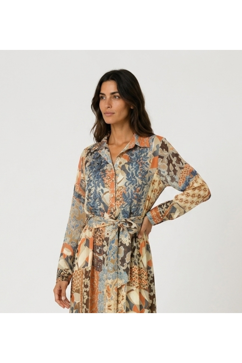 Robe longue chemise à manches longues, patchwork floral géométrique bleu, orange, marron. Tissu léger, taille nouée.