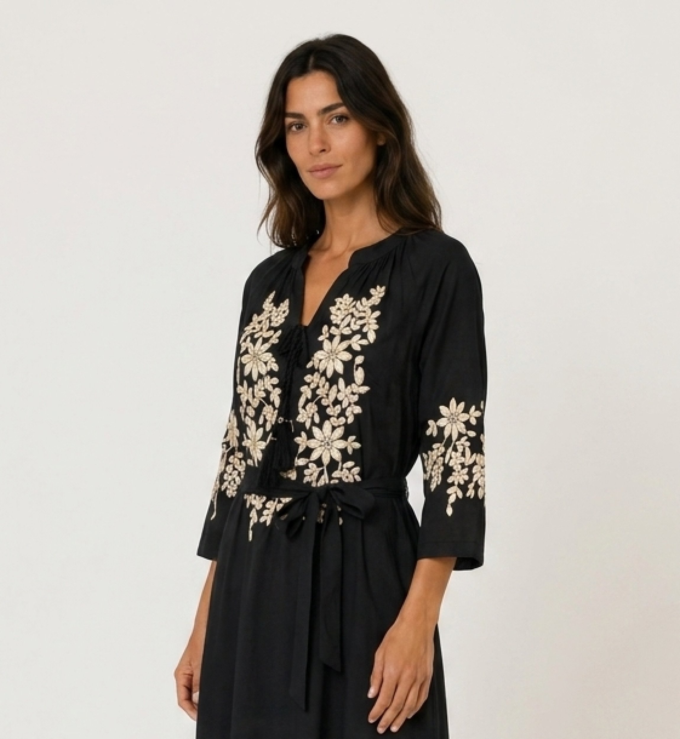 Robe paysanne midi noire coupe ample, broderies florales dorées sur corsage, manches et ourlet, taille à nouer, vue de trois-qua