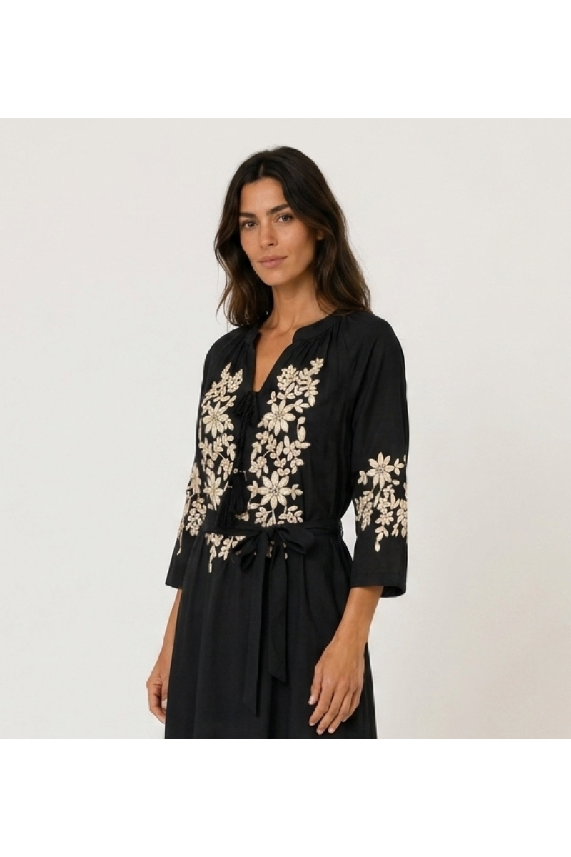 Robe paysanne midi noire coupe ample, broderies florales dorées sur corsage, manches et ourlet, taille à nouer, vue de trois-qua