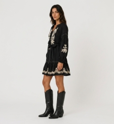 Robe courte noire ample, manches ballon, jupe étagée, broderie florale blanche, taille nouée. Vue 3/4.