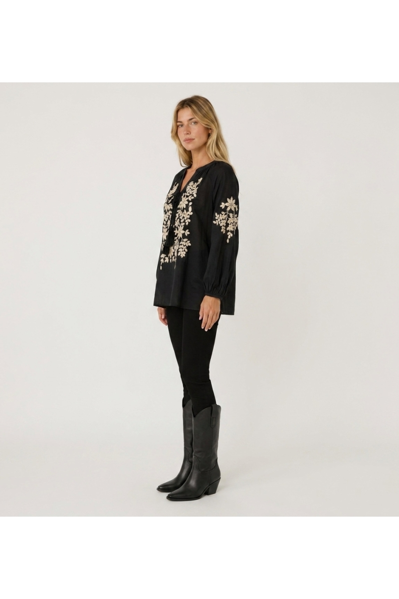 Blouse paysanne noire à manches longues, col V et lien à nouer. Broderie florale crème, tissu aspect lin, vue 3/4.
