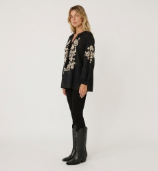 Blouse paysanne noire à manches longues, col V et lien à nouer. Broderie florale crème, tissu aspect lin, vue 3/4.