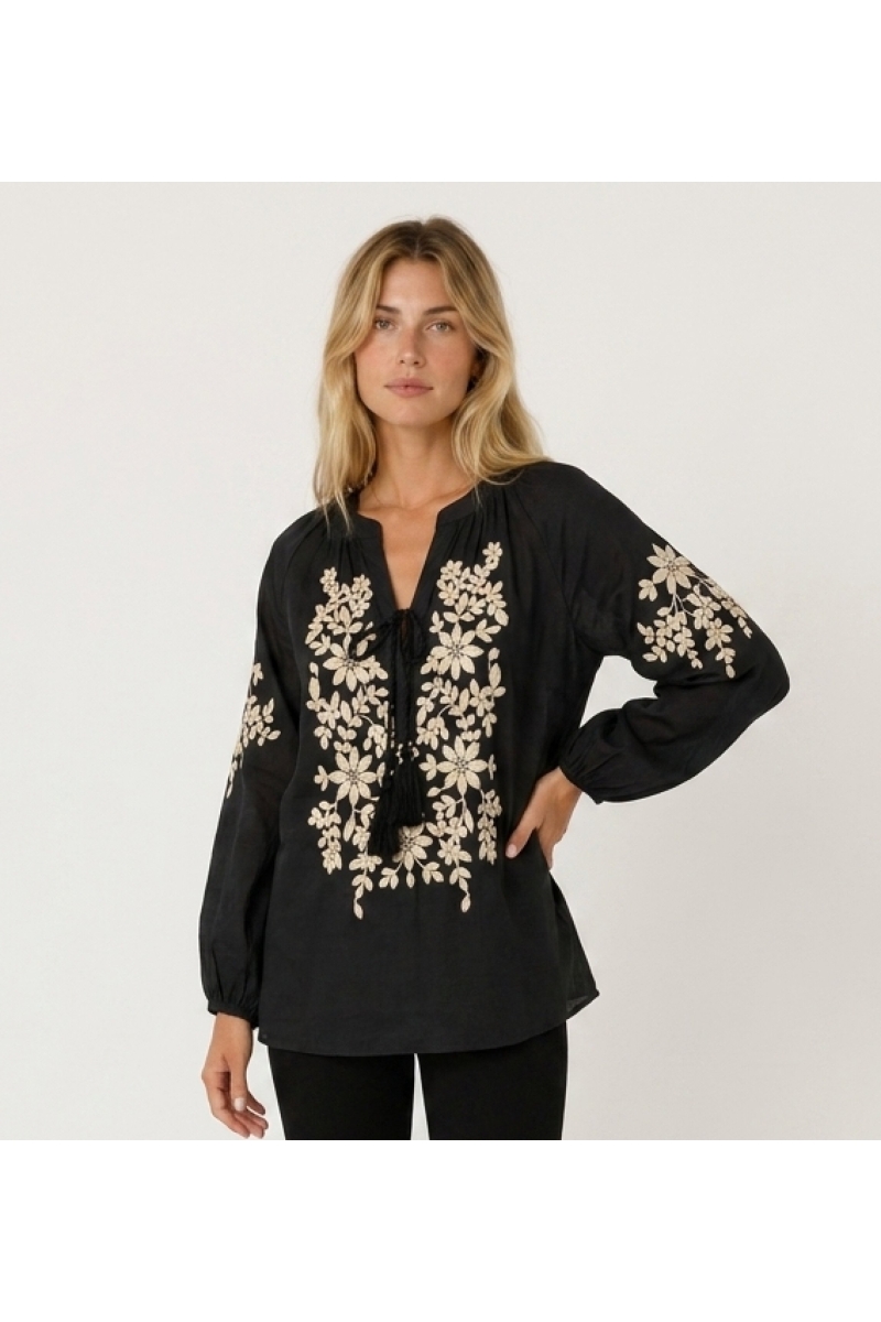 Blouse paysanne noire à manches longues, col V avec lien, broderie florale crème, tissu aspect lin, vue de côté.