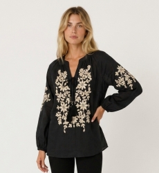Blusa campesina negra de manga larga, cuello V con lazo, bordado floral crema, tejido efecto lino, vista lateral.