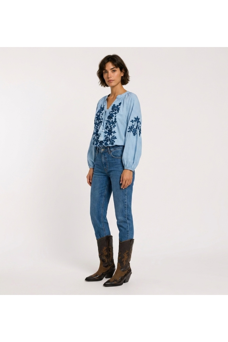 Blouse paysanne noire à manches longues, col V avec liens, broderie florale crème sur tissu aspect lin, vue 3/4.