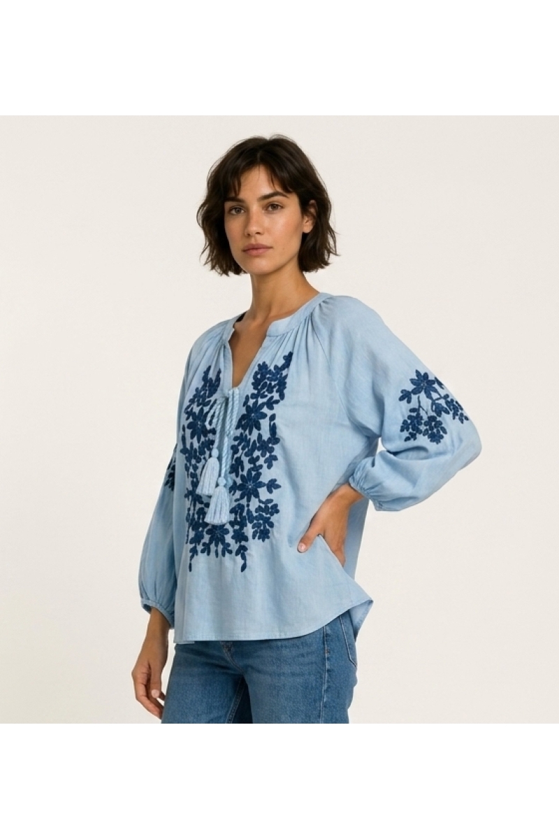 Blouse paysanne noire à manches longues, col V, lien à nouer et broderie florale crème. Tissu aspect lin, vue 3/4.