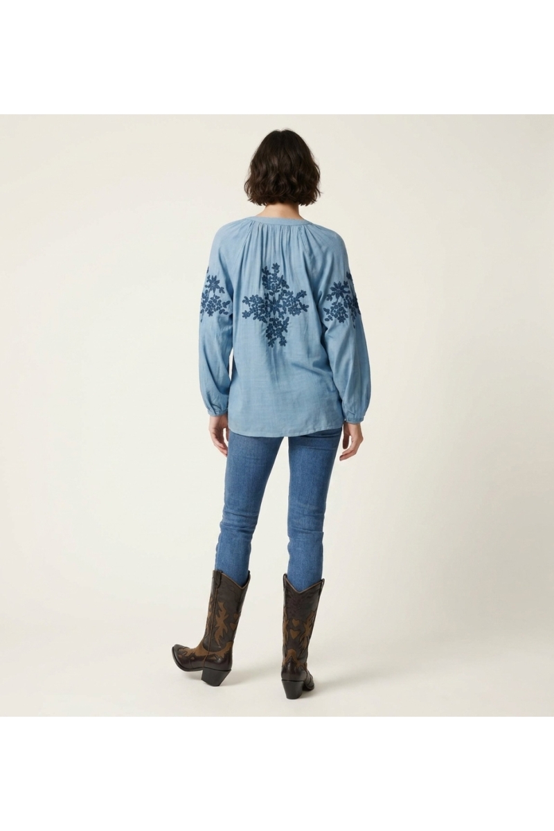 Blouse paysanne noire aspect lin, manches longues, broderie florale crème. Vue dos du chemisier col V à nouer.