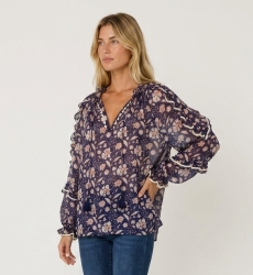 Blusa transparente azul marino con estampado floral blanco y melocotón, mangas largas con volantes, cuello V con lazos, corte ho
