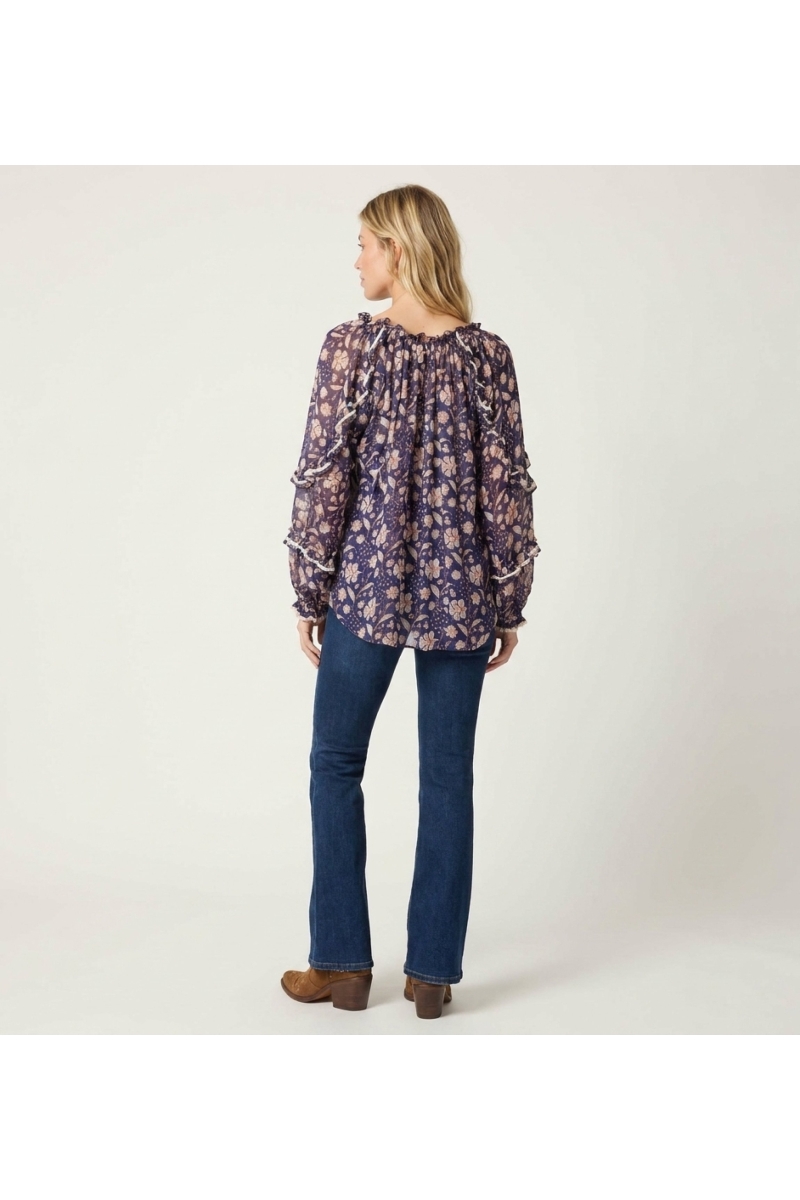 Dos blouse fluide bleu marine transparente, motif floral blanc et pêche, manches longues volantées, coupe ample.