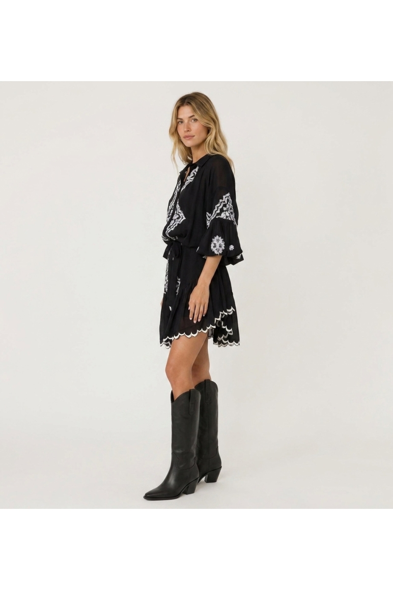 Robe courte élégante pour femme, vue de trois-quarts. Idéale pour l'été ou une soirée, coupe flatteuse.