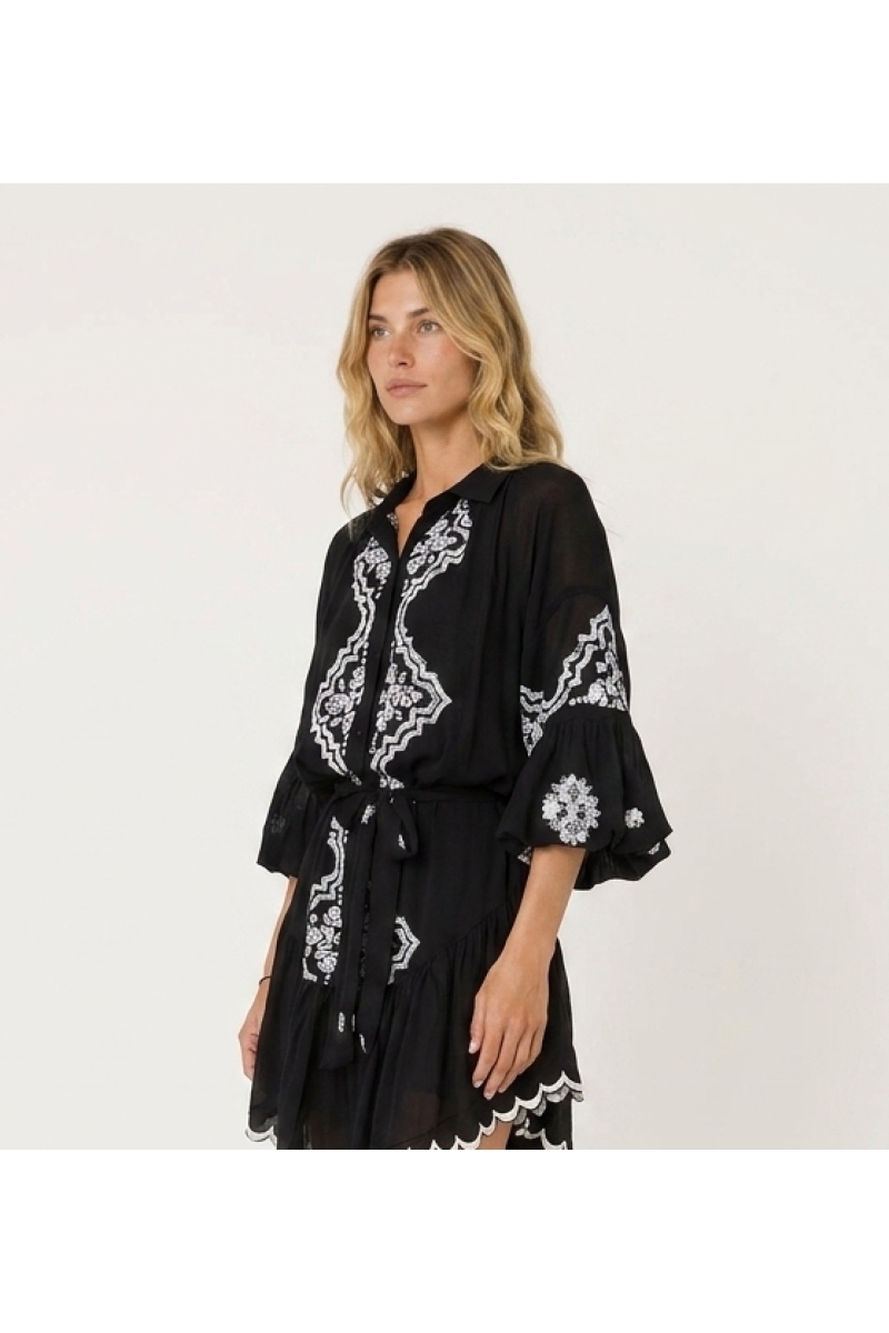 Vestido corto moderno para mujer, presentado en una vista de tres cuartos, perfecto para cualquier ocasión especial.
