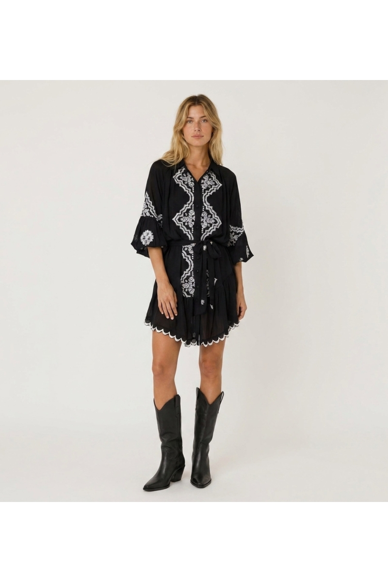 Vista frontal de un vestido corto chic y elegante, versátil, perfecto para diversas ocasiones, de tejido ligero.