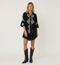 Vista frontal de un vestido corto chic y elegante, versátil, perfecto para diversas ocasiones, de tejido ligero.