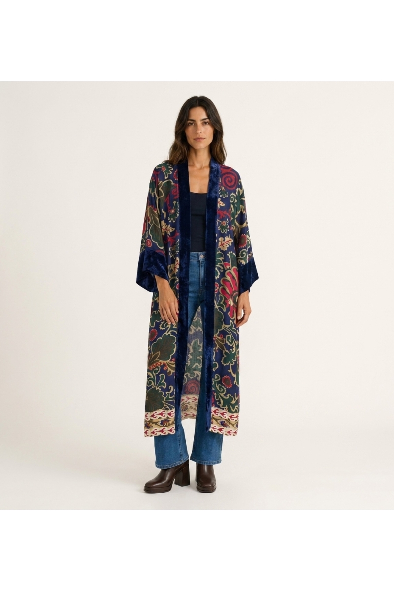 Kimono long bordeaux ample, motif floral et cachemire rose, jaune, bleu. Bordure velours rouge foncé, vue de face.