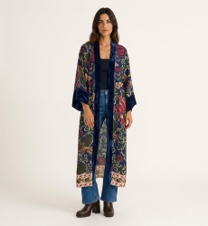 Kimono largo burdeos suelto, estampado floral y cachemira rosa, amarillo, azul. Ribete de terciopelo rojo oscuro, vista frontal.