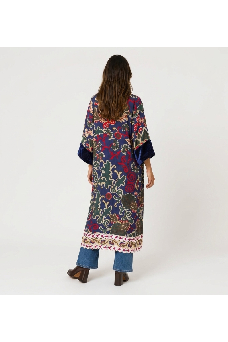Vista trasera de kimono largo burdeos suelto, estampado floral cachemira rosa, amarillo, azul vibrante y ribete terciopelo oscur
