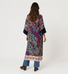 Vista trasera de kimono largo burdeos suelto, estampado floral cachemira rosa, amarillo, azul vibrante y ribete terciopelo oscur